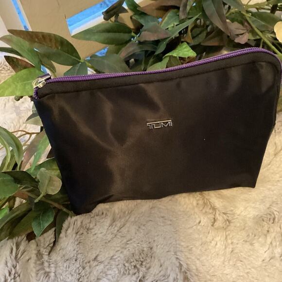 TUMI BLACK COSMETIC BAG - Picture 2 of 4